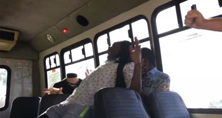 Видеошок: автобуста бойжеткеннің басын «жұлып алған»