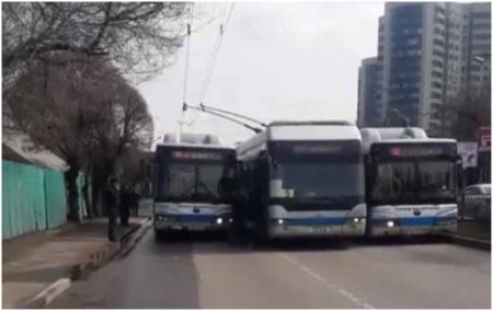 Мұндай да болады-ау! Алматыда үш автобус қысылып қалды (видео)