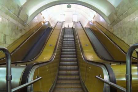 Стамбул метросында эскалатор жолаушыны «жұтып» қойды