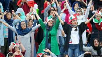«Көзбояушылық»: Иран әйелдері тұңғыш рет стадионда футбол ойынын тамашалады