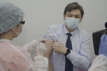 Денсаулық сақтау вице-министрлеріне «Спутник V» вакцинасының 2-дозасы егілді