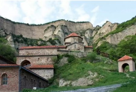 Грузиядағы ортағасырлық монастырь маңында жартас құлады
