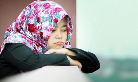 ҚМДБ: Хиджаб таққан оқушы қыздар медреседе оқи алады