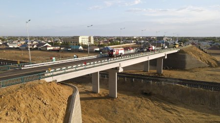 Аралда теміржол арқылы өтетін аспалы көпір пайдалануға берілді
