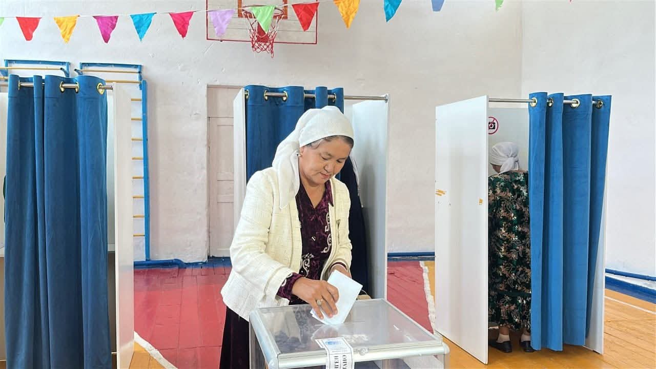 Жас балалармен және қыздармен жыныстық қатынас Дәретханадағы порнофотосуреттер