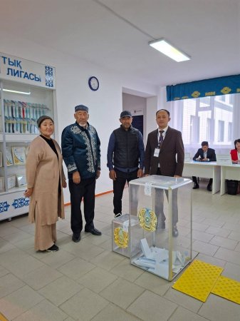 Үй ішімен келіп, үн қосты