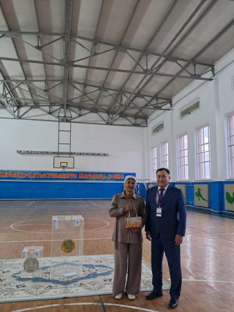 Алғашқы дауыс берушіге арнайы сый табысталды