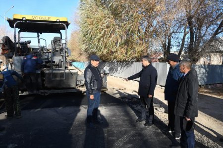 Аудан әкімі жол жөндеу жұмыстары мен Әйтеке би кентіндегі көпқабатты үйдің шатырын ауыстыру жұмыстарын көрді