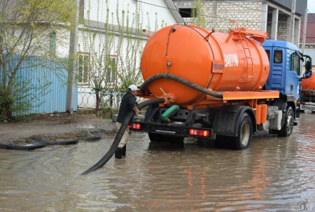 ӘЙТЕКЕ БИ КЕНТІНДЕ ЖАҢБЫР СУЫН ТАРТУ ЖҰМЫСТАРЫ ЖҮРГІЗІЛУДЕ