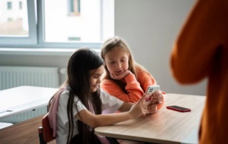 Келесі жылдан бастап 15 жасқа толмаған балаларға әлеуметтік желілерді пайдалануға тыйым салынады