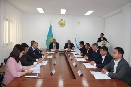 Мемлекеттік бағдарламалардың орындалуы және жол жөндеу мәселелері талқыланды