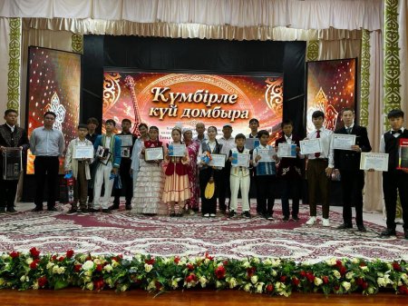 Қос ішектен күй күмбірлеп